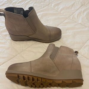 Women’s Sorel Evie Pull on Booties Size 8 Quarry Gum (Cream / Tan)